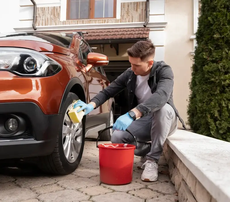 Lavage auto à domicile Hyds : professionnel intervenant sur un véhicule